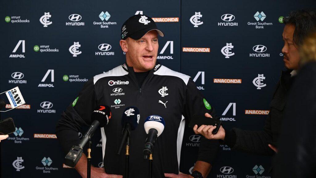 A fan who sent a threatening message about Carlton coach Michael Voss has been banned.