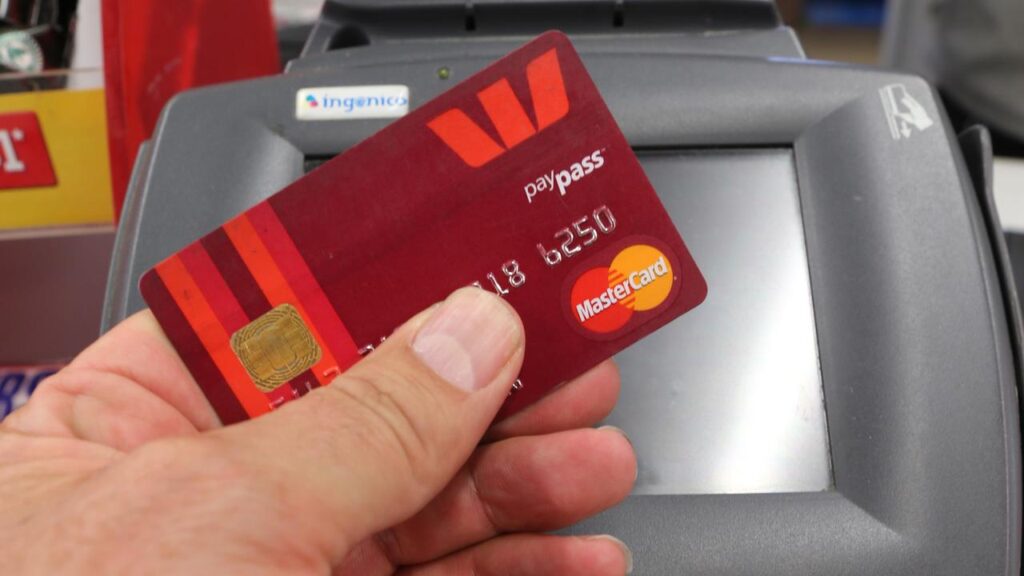 The central bank has recommended that surcharge fees on both debit and credit cards be scrapped.