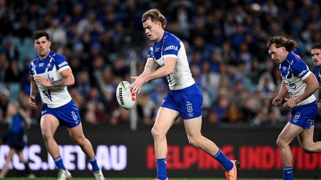 Lachlan Galvin (c) will wear the No.7 jersey for the Bulldogs against St George Illawarra.
