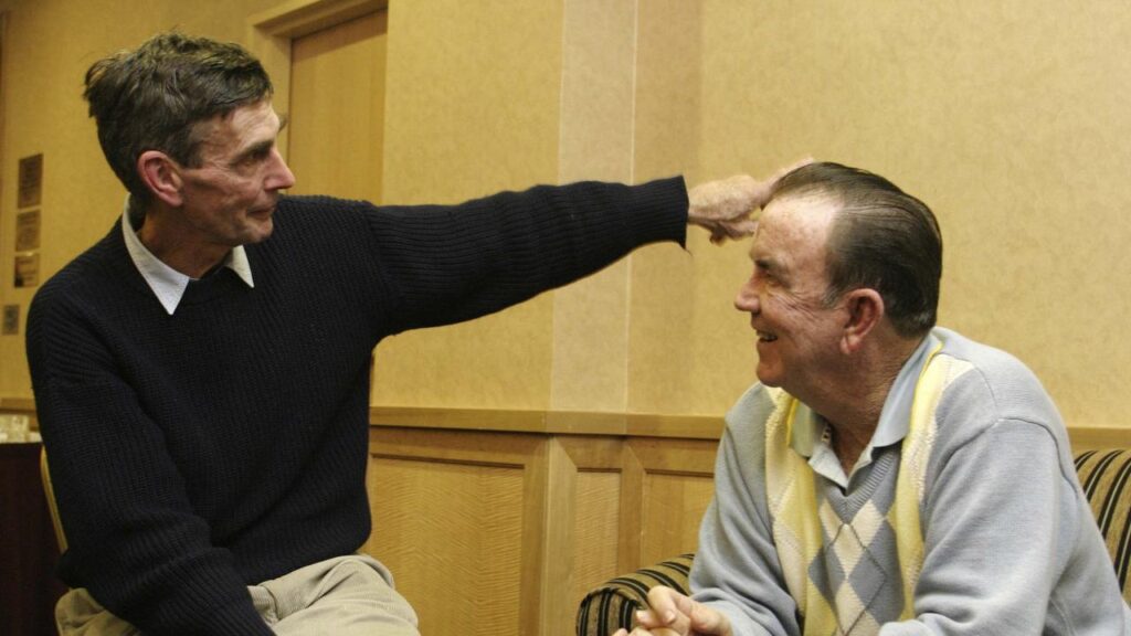Bob Simpson (r) enjoys a moment with fellow Test cricketer Ian Redpath (l) in 2003.
