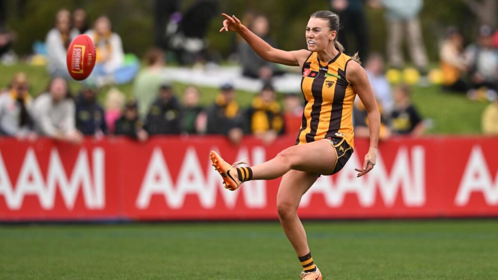 Aine McDonagh kicked the match winner as Hawthorn beat Carlton in the AFLW.