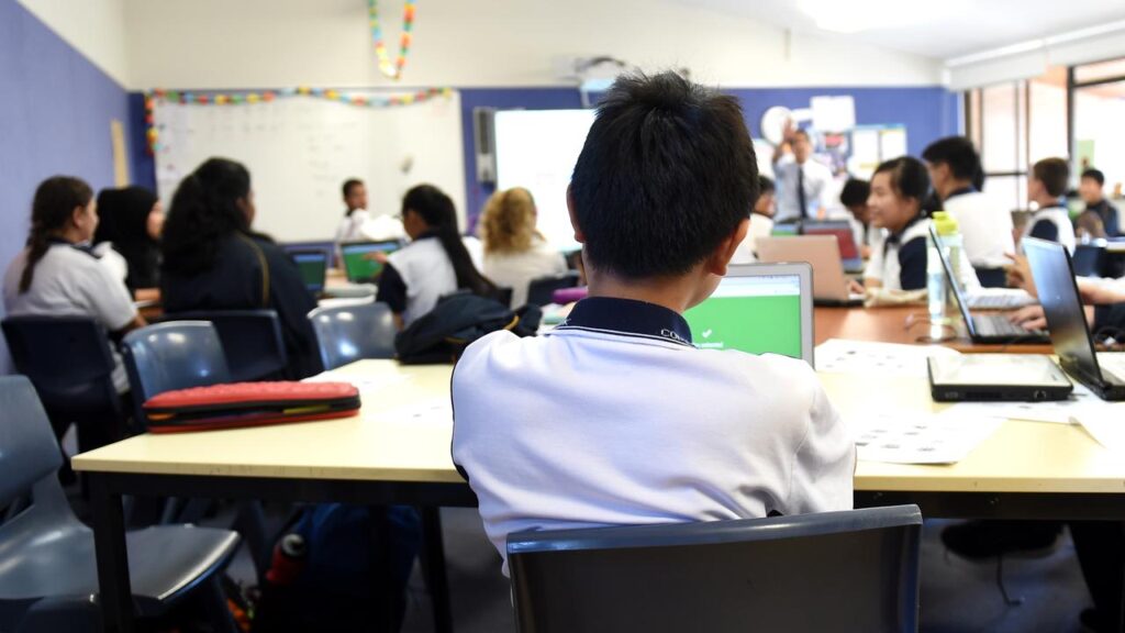 The government should provide “national leadership” on AI in schools, a report has recommended.