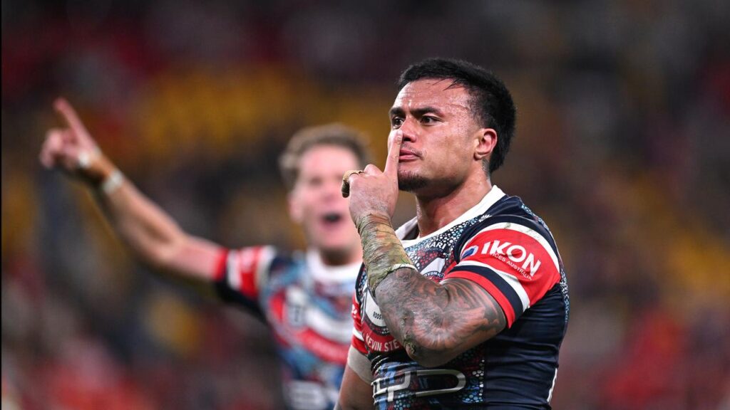 Sydney Roosters prop Spencer Leniu sends the crowd a message after his barnstorming try.
