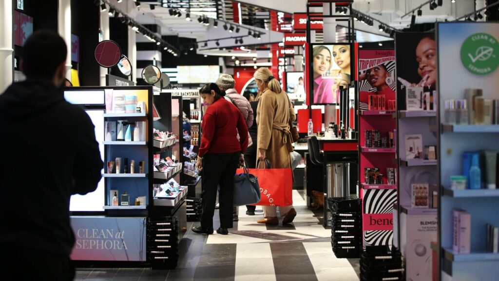 Splurging shoppers are unlikely to dim expectations of interest rate cut by the Reserve Bank.
