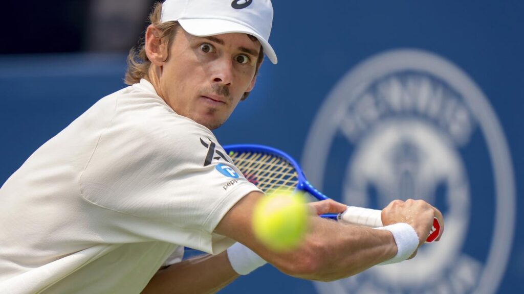 A focused Alex de Minaur has fought his way into the Canadian Open quarter-finals. 
