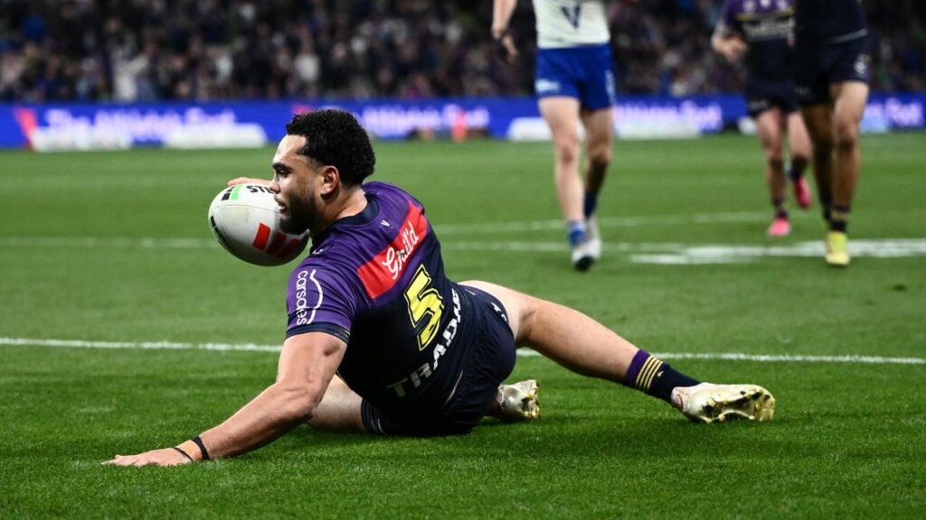 Melbourne have hung on for a tight win over fellow top-two hopefuls Canterbury.
