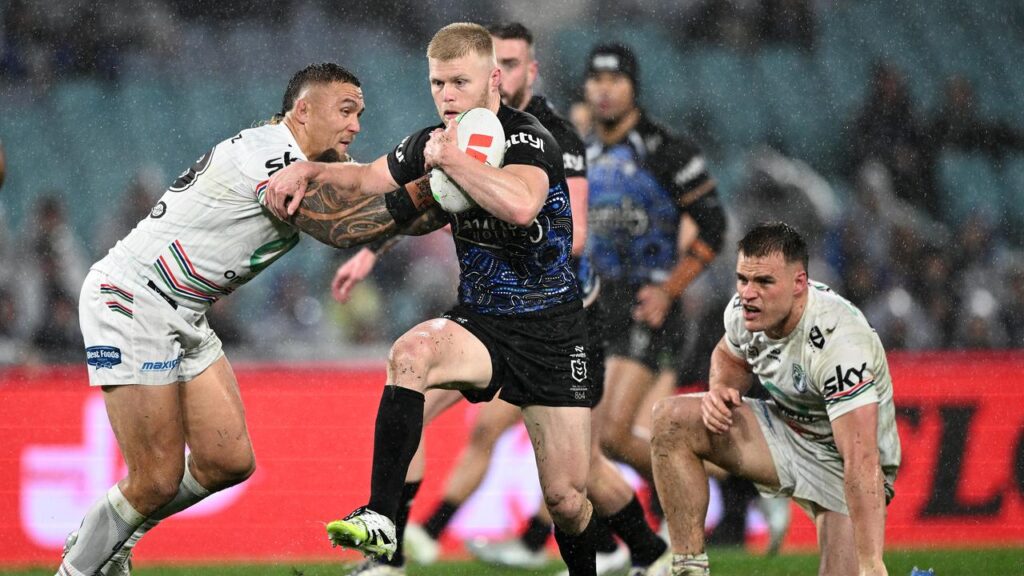 Bailey Hayward has signed a contract extension with Canterbury.