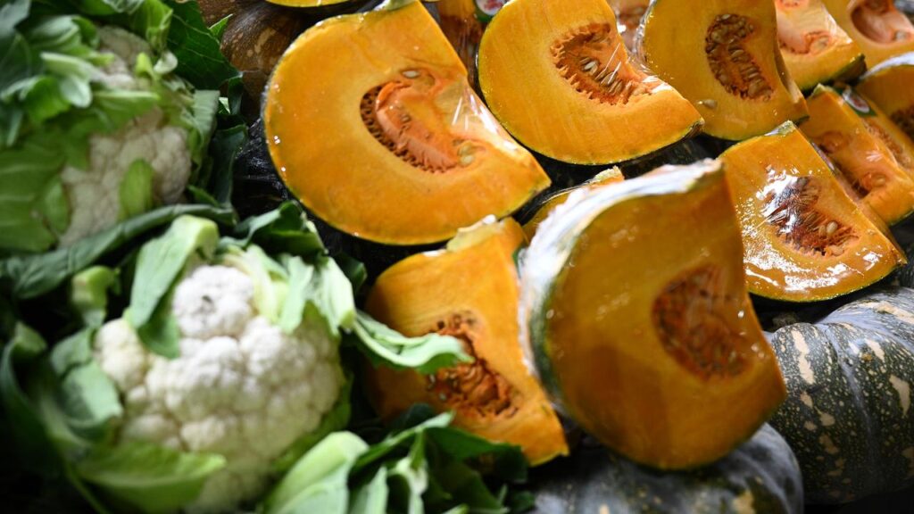 People who eat less than one serve of vegetables a day are prone to mental distress, a study shows.
