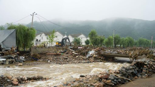 Heavy rains cause flood in Beijing
