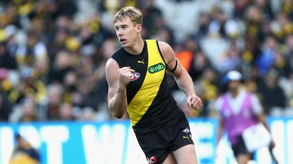 Veteran Tom Lynch has signed a new one-year contract with Richmond.

