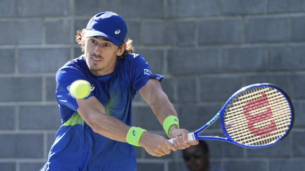 Alex de Minaur has rallied to reach the US Open fourth round.