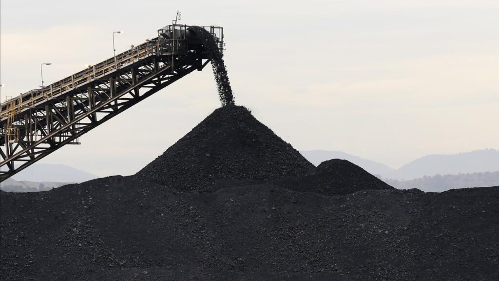 More than 1000 jobs are being slashed as three coal mines close in Queensland.
