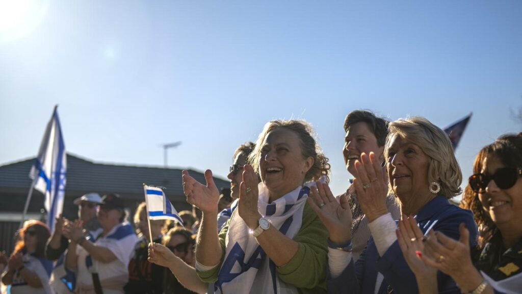 About 1000 members of the Jewish community Melbourne celebrated the Israeli hostages’ release.