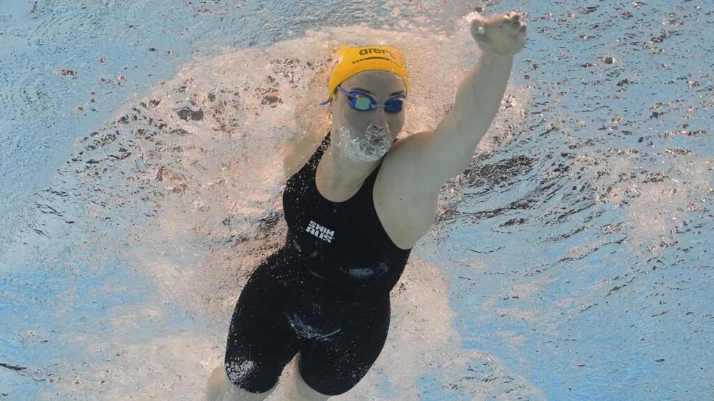 Mollie O’Callaghan has blitzed her rivals and set a new 200m freestyle world record in Toronto.