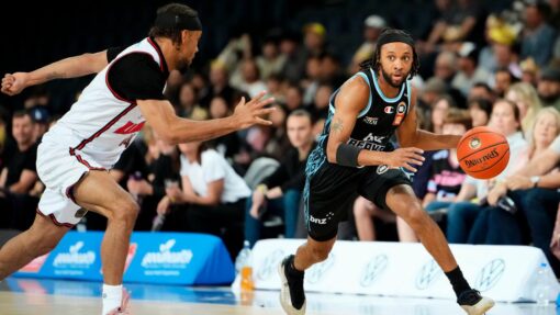 NBL BREAKERS HAWKS