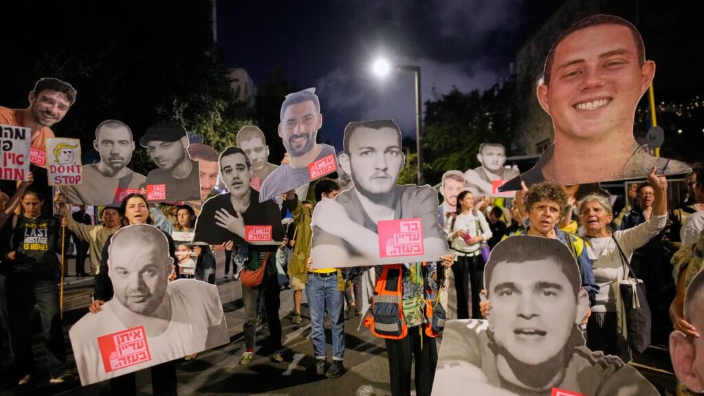 The first phase of a US plan for Gaza deals with the swap of hostages and Palestinian prisoners.