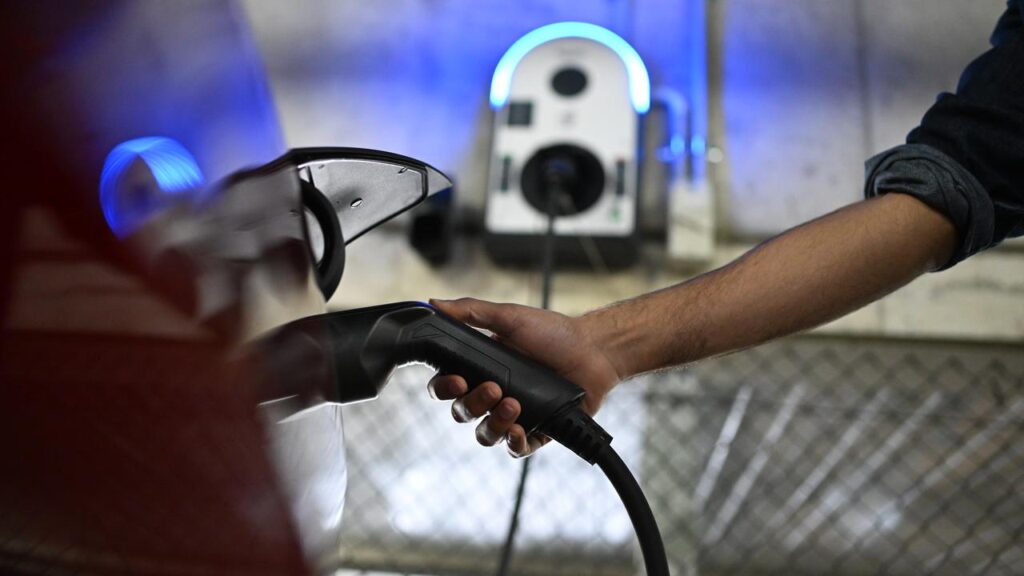 Up to 100 chargers will be built on power poles for use on electric vehicles.