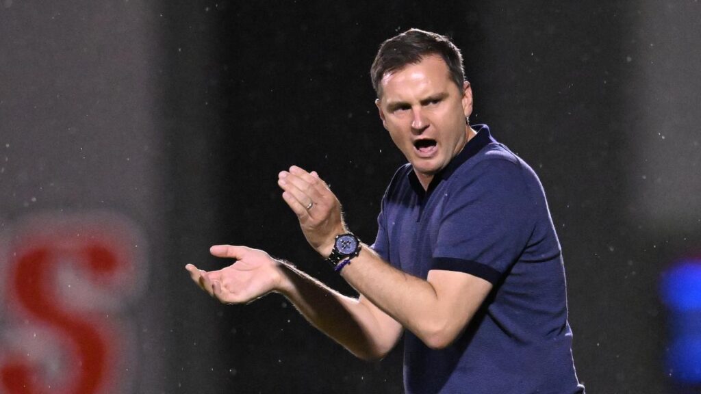 Ex-Brisbane Roar mentor Warren Moon has been appointed interim coach at Central Coast Mariners.