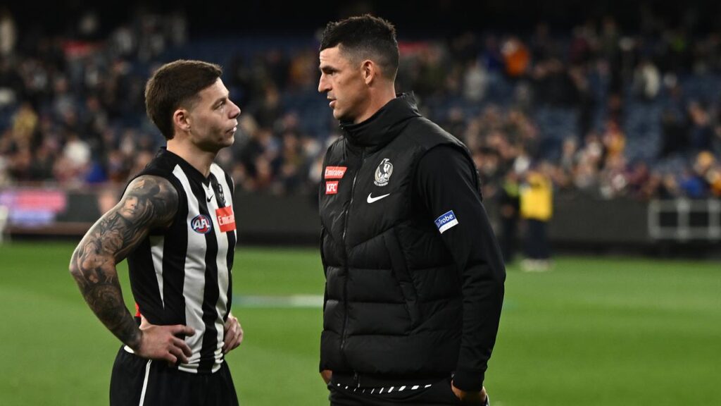 Jamie Elliott, here with Scott Pendlebury (r), has decided to stay at the Magpies.

