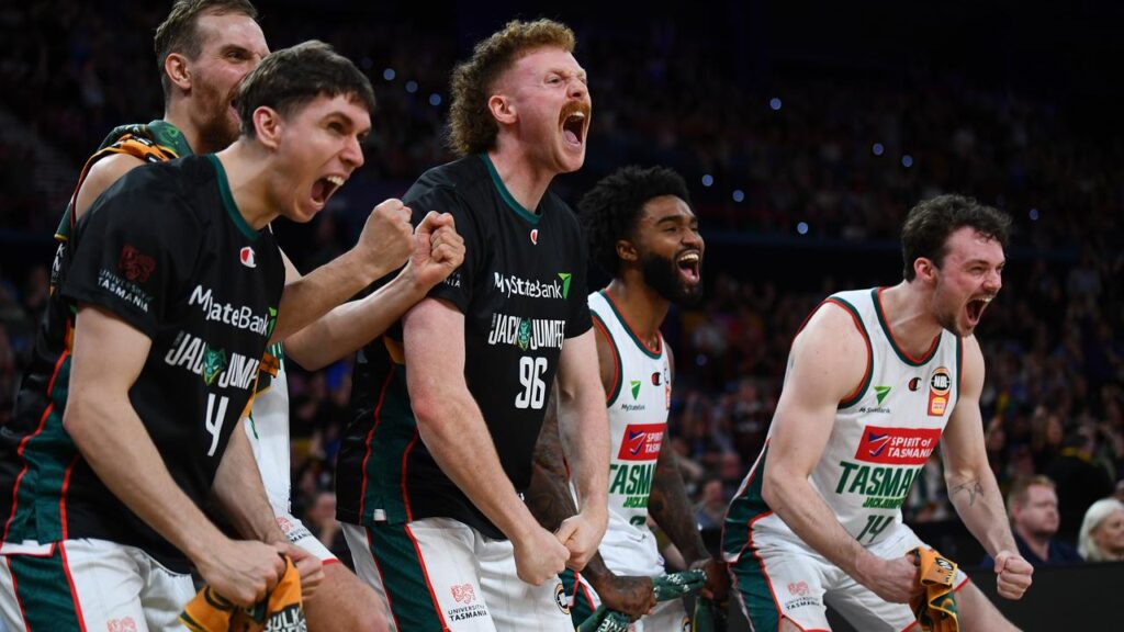 After 17 lead changes, the JackJumpers have held on for a two-point win over the Brisbane bullets.
