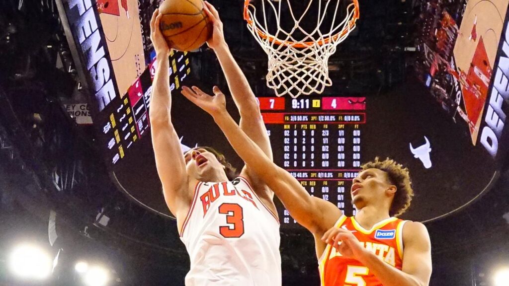 Aussie stars Josh Giddey (l) and Dyson Daniels contest a rebound as Chicago edged Atlanta.