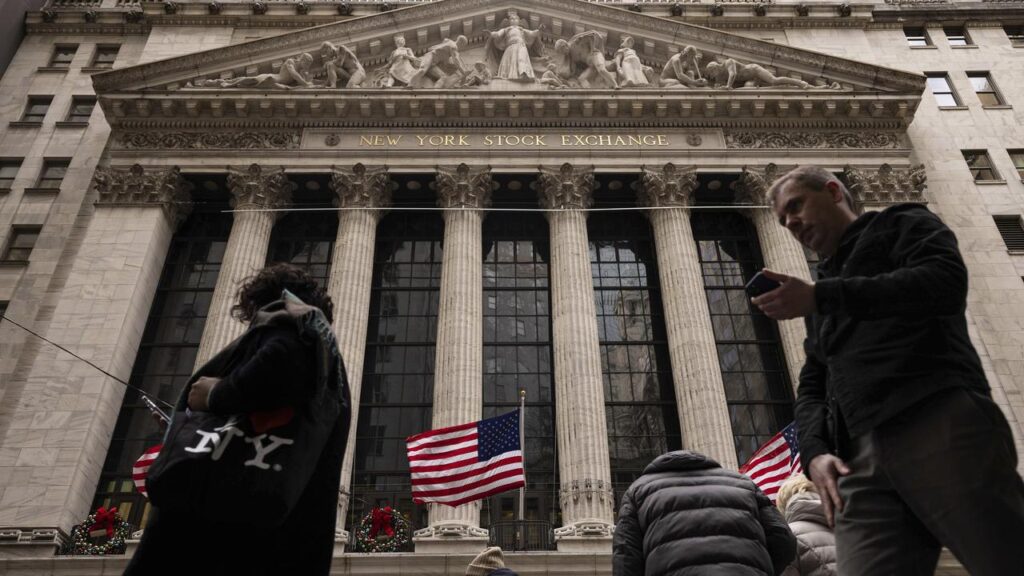 US layoffs stayed low in mid-November, showing the job market is in a “no-hire, no-fire” state.
