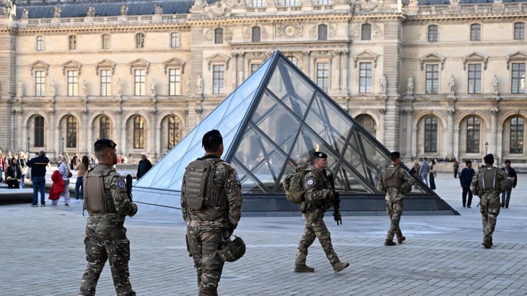 No trace has been found of jewels stolen from the Louvre museum as investigations continue.