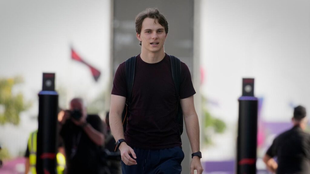 Oscar Piastri, arriving at the Qatar GP in Lusail, hasn’t iven up on winning the Formula One crown.
