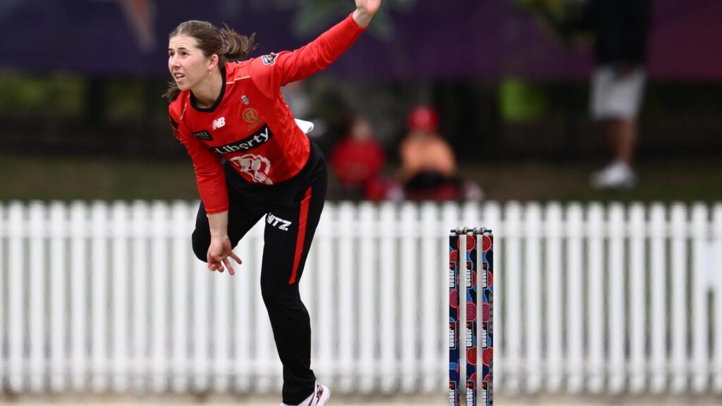 Georgia Wareham took 3-12 as the Renegades thumped the Thunder in Sydney.
