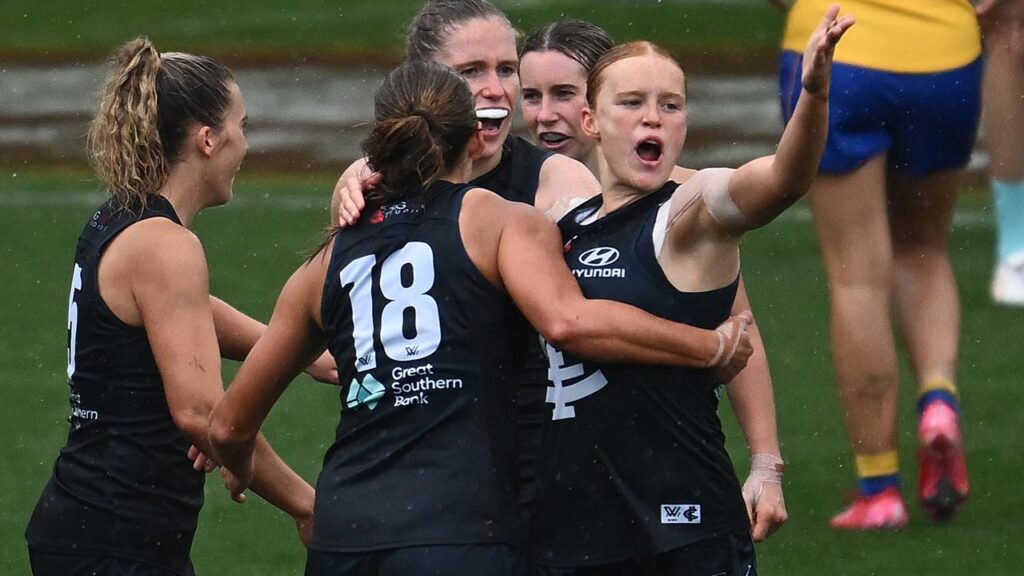 Sophie McKay (R) booted two third-quarter goals to help Carlton defeat West Coast.
