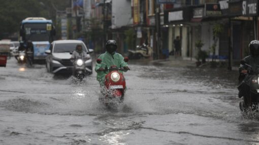 Floods in Indonesia's Sumatra kill at least 174 Floods and landslides in Sumatra