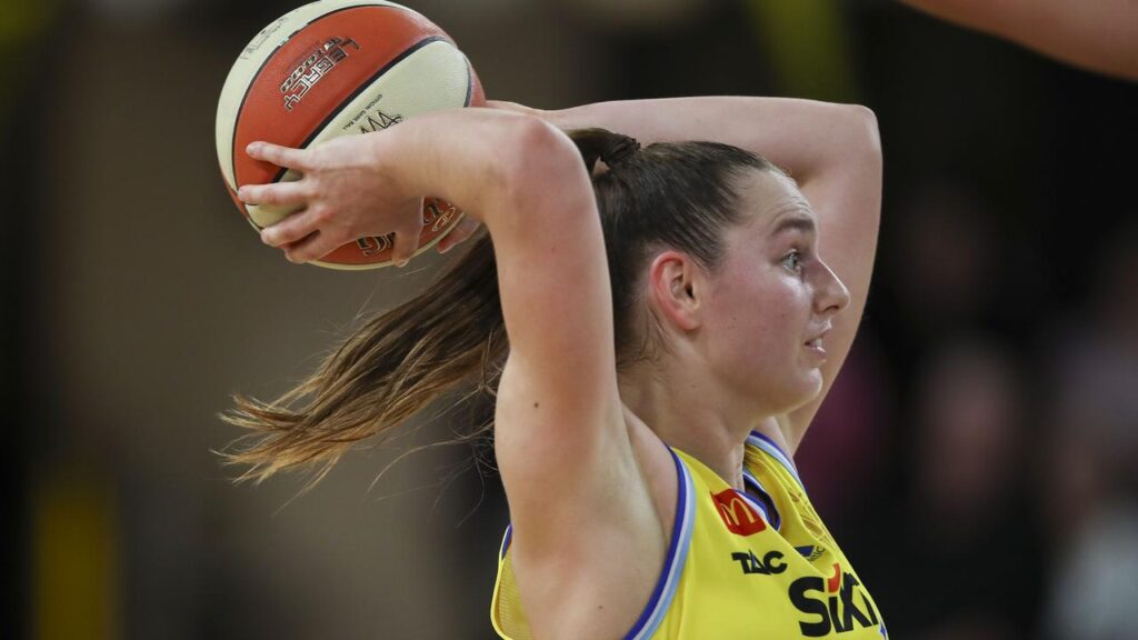 Bendigo’s rising superstar Izzy Borlase has led the Spirit to a six-point win over Adelaide.
