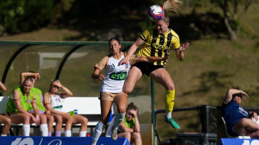 Wellington’s Ellie Walker (r) contests possession with Newcastle’s India Breier in a 1-1 ALW draw.
