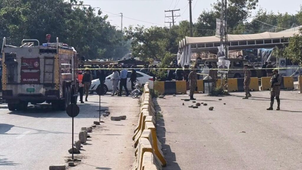 A powerful car bomb has exploded outside a district court in Islamabad, Pakistan.
