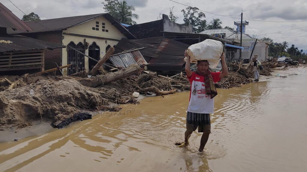 People are scrambling to find food, medicine and drinking water after deadly floods in Indonesia.
