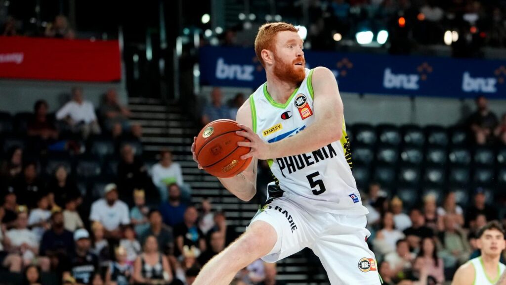 Angus Glover top-scored with 24 points for SEM Phoenix as they thumped the Cairns Taipans.
