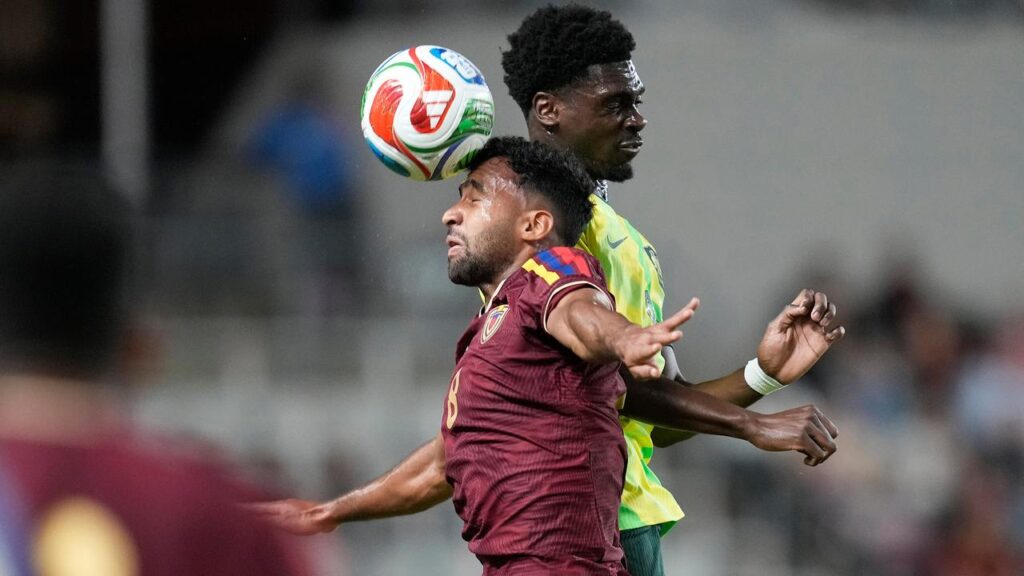 Venezuela’s Cristian Sleiker Casseres Yepez and Australia’s Mohamed Toure compete for a header.
