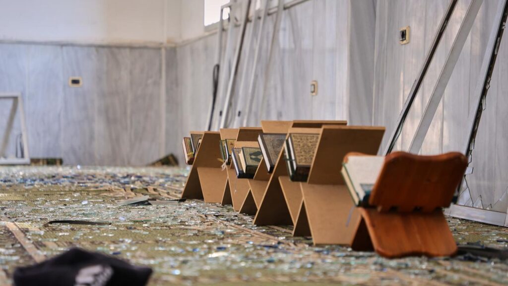 Eight people have been killed and 18 wounded in the bombing of a mosque in the Syrian city of Homs.
