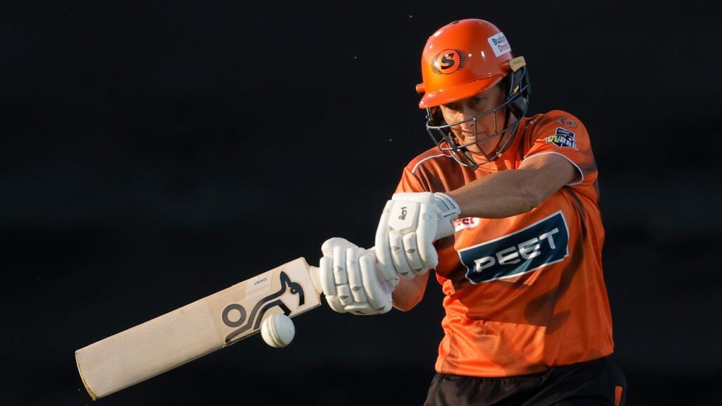 Sophie Devine starred with bat and ball as the Scorchers beat the Renegades in their WBBL clash.
