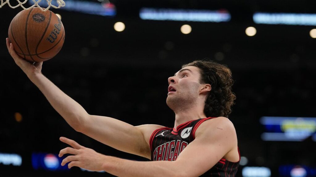 Josh Giddey had 19 points, 15 assists and 11 rebounds as Chicago came from behind to beat Atlanta.
