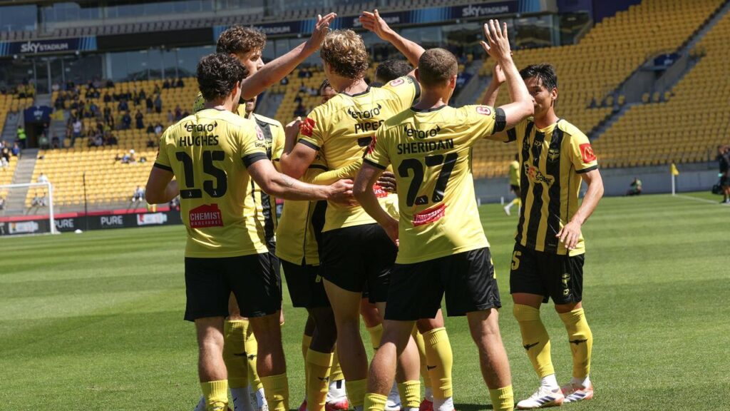 Wellington have won for the third time this season, condemning the Mariners to bottom of the table.
