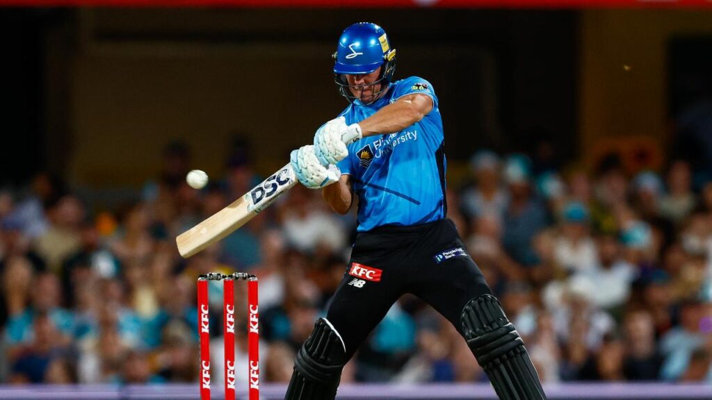 Chris Lynn struck 79 off 41 balls to lead Adelaide Strikers to a crushing win over Brisbane Heat.
