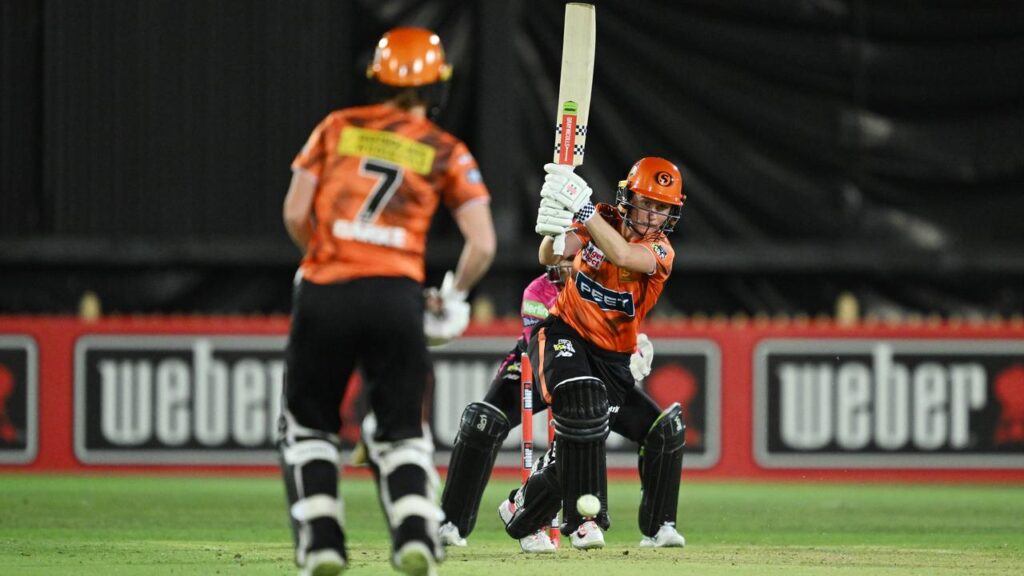 Superstar batter Beth Mooney fired again to drive the Perth Scorchers to the WBBL grand final.
