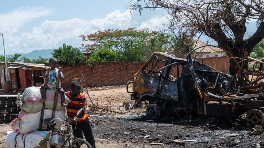 Around 200,000 people are fleeing Rwanda-backed M23 paramilitaries in eastern Congo.
