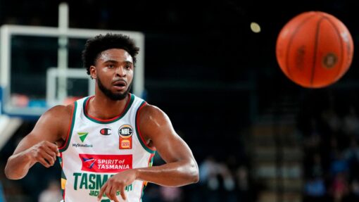 Phoenix stuck in 'mud' as JackJumpers find form NBL BREAKERS JACKJUMPERS