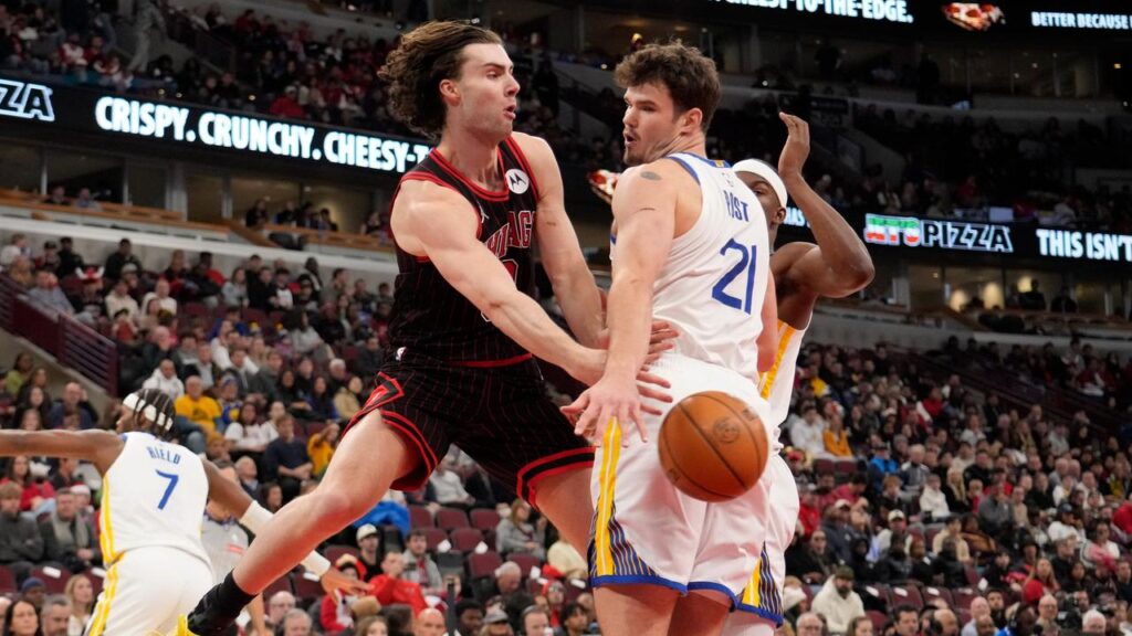 Josh Giddey (l) passes the ball around Golden State centre Quinten Post in Chicago’s heavy loss.
