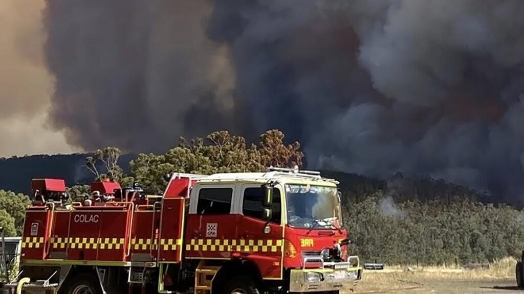 A bushfire has left surrounding areas shrouded in smoke as work continues to contain the blaze.

