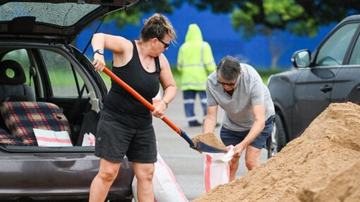 Residents brace as cyclone makes landfall WET WEATHER QUEENSLAND