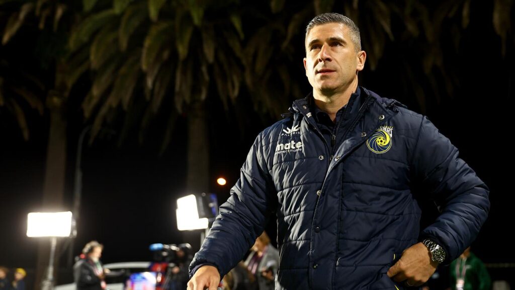 Former Mariners coach Nick Montgomery has been appointed head coach of Beijing Guoan in China.
