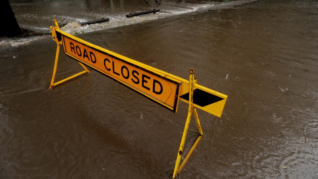 A severe thunderstorm has caused flash flooding in Victoria, washing cars out to sea.
